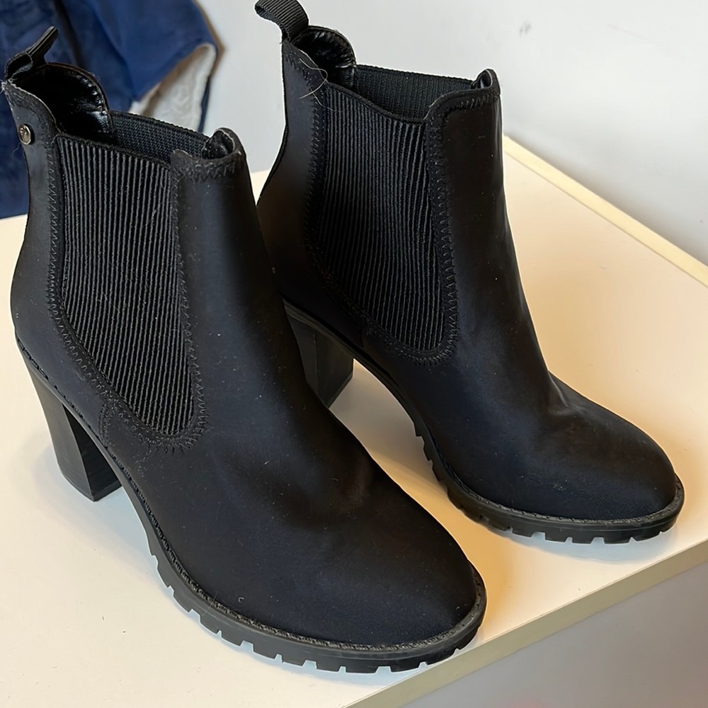 Simply Vera Vera Wang black boots. With heel size 7.5